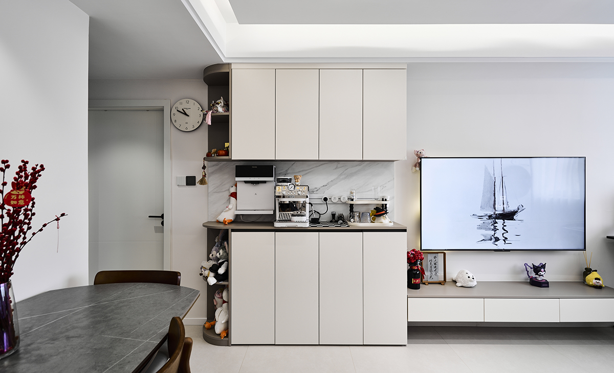 餐邊柜組合柜，既增加儲(chǔ)物空間，又增加美感，空間方正大氣、銜接電視柜邊柜裝飾柜開(kāi)放格，讓空間很豐富。