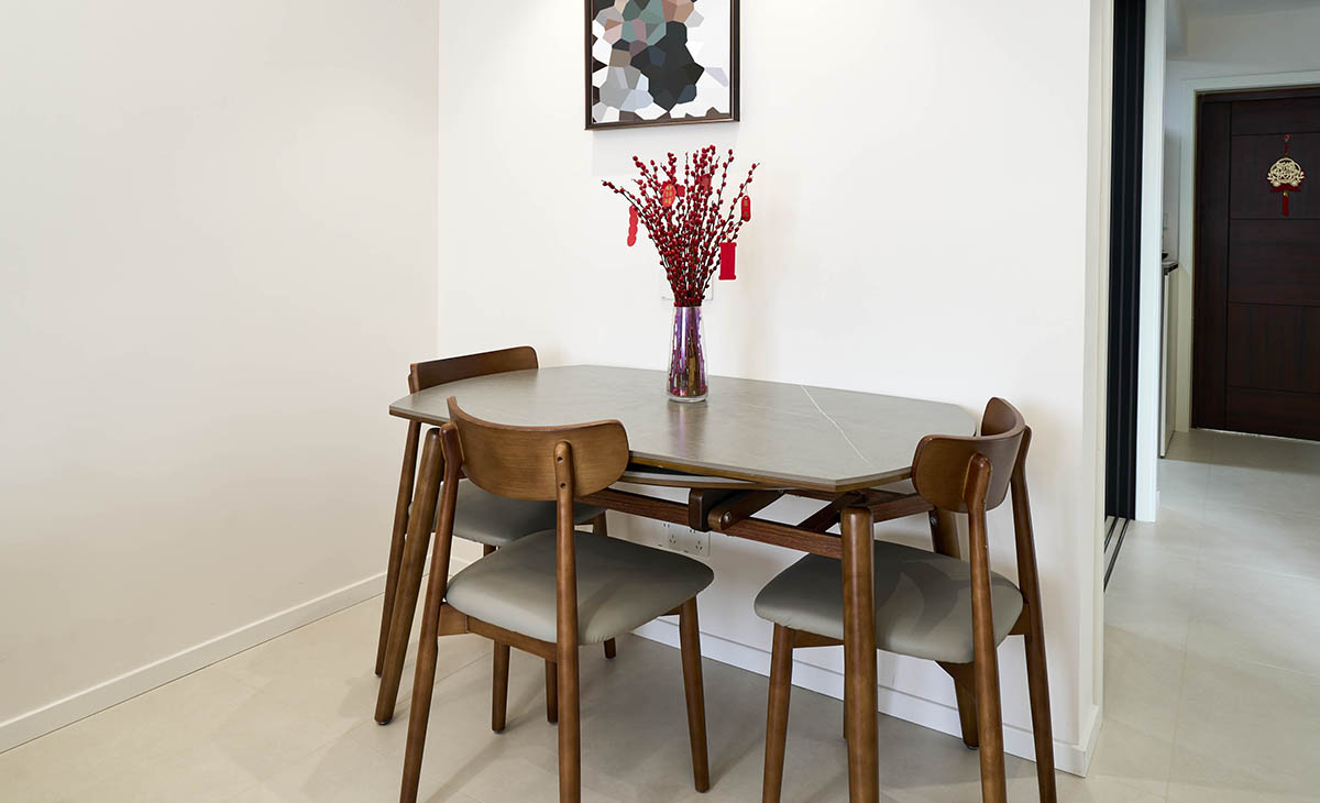 餐廳棕色實(shí)木餐桌椅加牛角凳，抽拉式的圓桌面，既節(jié)約了空間，又能滿(mǎn)足全家人團(tuán)聚時(shí)的使用空間，造型上方中有圓，圓中有方，把現(xiàn)代風(fēng)格詮釋的淋漓盡致。