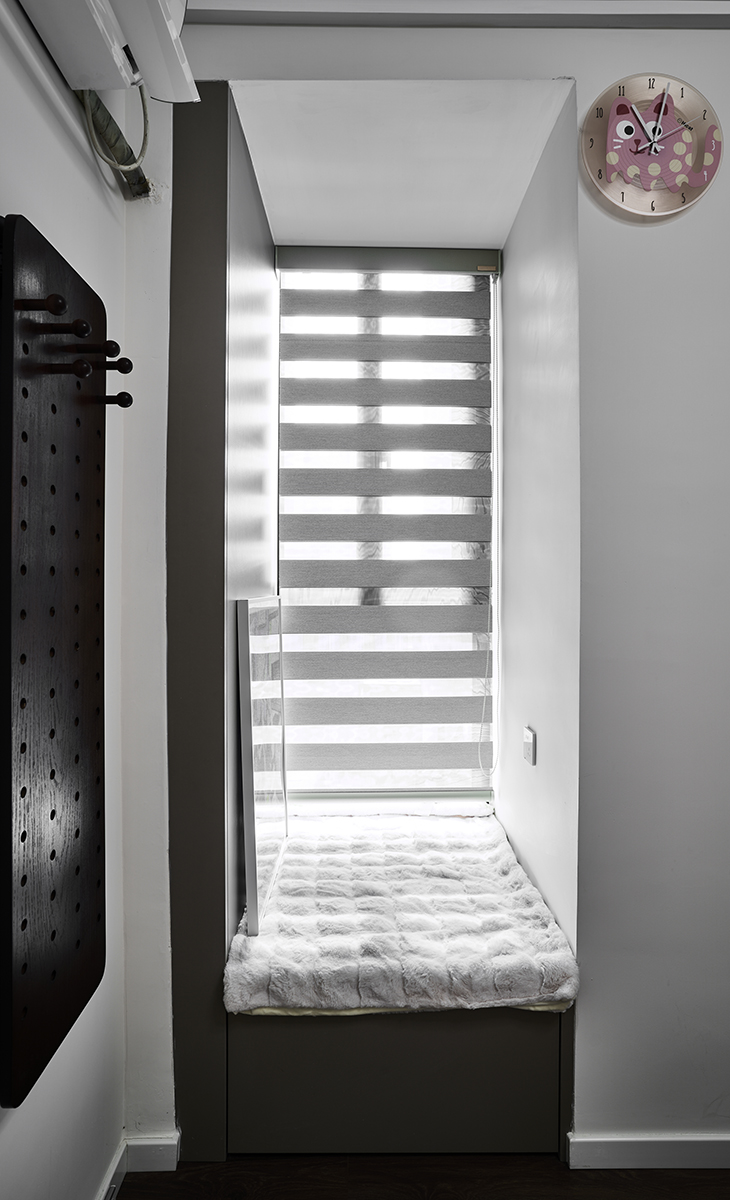 主臥飄窗處，還有一個(gè)隱藏空間，主人閑時(shí)經(jīng)常坐在上面喝喝咖啡，洞洞板的配置也增加的整個(gè)空間的靈動(dòng)性，明暗錯(cuò)落有致。