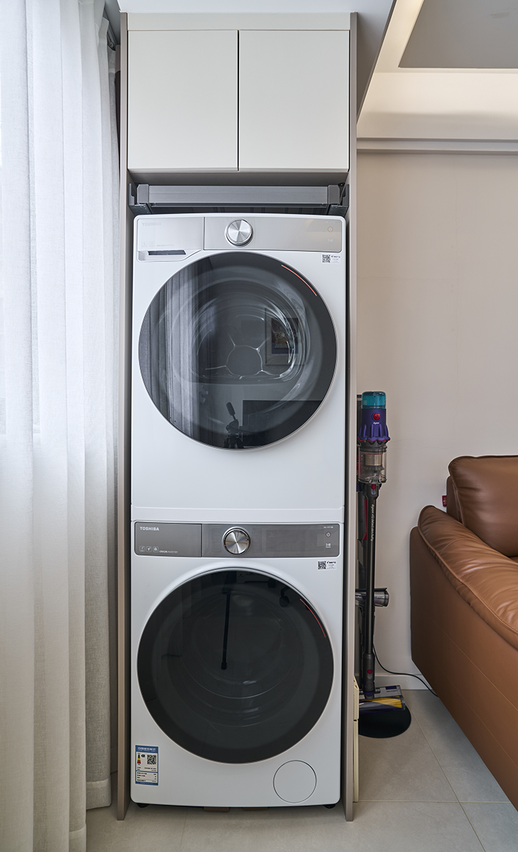 該套房子陽(yáng)臺(tái)的空間利用的很完美，定制洗衣機(jī)柜，上面做一個(gè)吊柜內(nèi)嵌掛衣桿，使用起來(lái)很方便，把空間襯托的完美無(wú)霞。