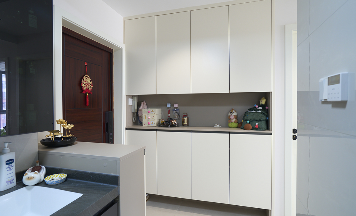 進(jìn)門(mén)空間比較方正，鞋柜極大的滿(mǎn)足了主人的使用需求，對(duì)面更做了半高矮柜補(bǔ)充收納、玄關(guān)處的擺件把空間點(diǎn)綴地恰到好處。