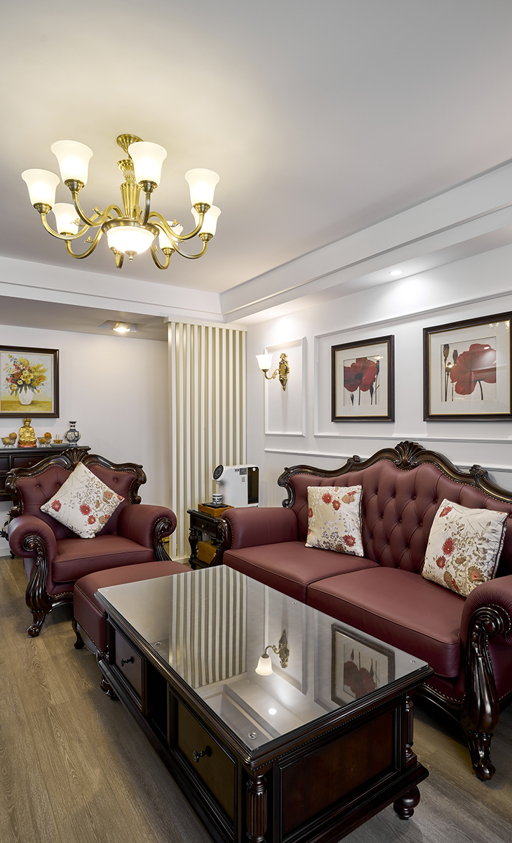 圍繞核心的裝飾畫形成中心對稱或圍合式布局。家具擺放靈活，便于面對面交流。奢華氣息很濃。地面采用米色地板，沙發背景采用石膏線框+裝飾掛畫。造型和色調上無不給人華麗、高貴、溫馨的氣息。