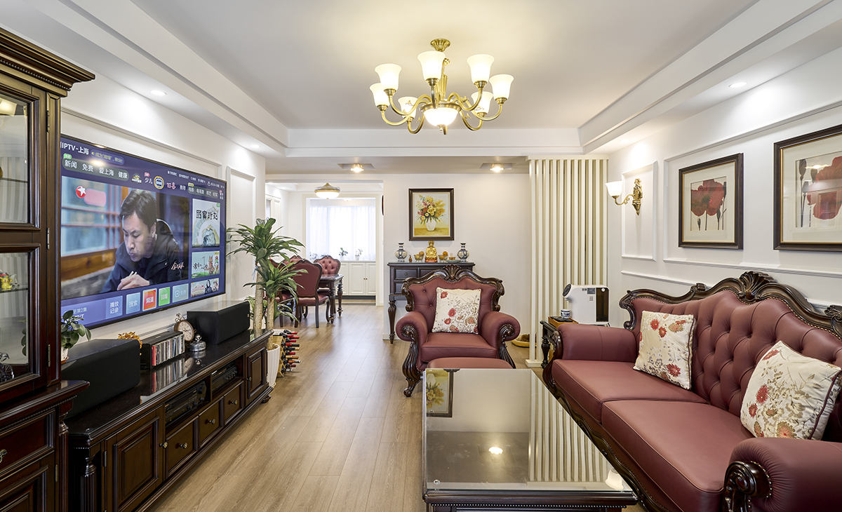 核心為一張寬大、厚重的布藝或皮革沙發，通常帶有鉚釘裝飾。搭配單人沙發、皮質休閑椅及實木咖啡桌。家具線條以直線與簡潔曲線為主，體量感十足。