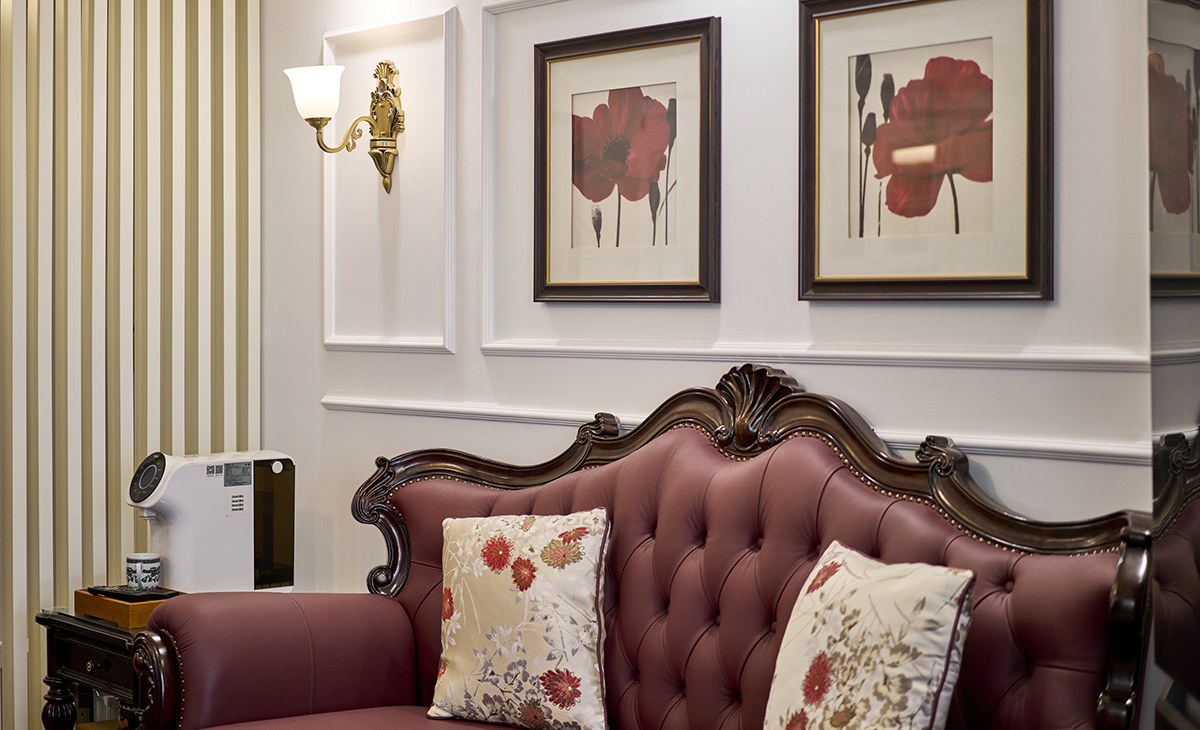 實木展示柜內擺放書籍、收藏品。地毯選擇帶有波斯或東方圖案的混紡地毯。窗簾多為雙層，內層紗簾，外層為厚實的棉麻簾。