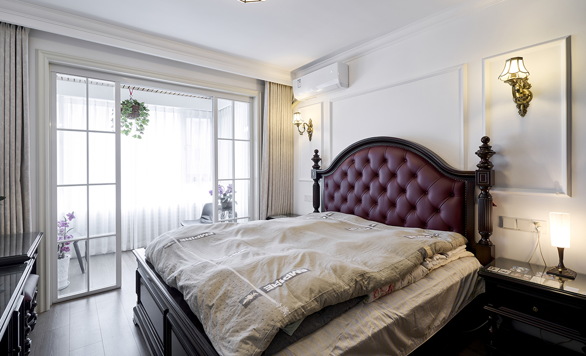 創造一個完全放松、能夠卸下疲憊的休憩空間，強調安全感與舒適度。
高柱床或帶有厚實軟包床頭板的床架是視覺焦點。床品強調高品質的純棉或亞麻材質，層次豐富的枕頭和披毯是標配。深色實木衣柜和床頭柜提供充足的收納。