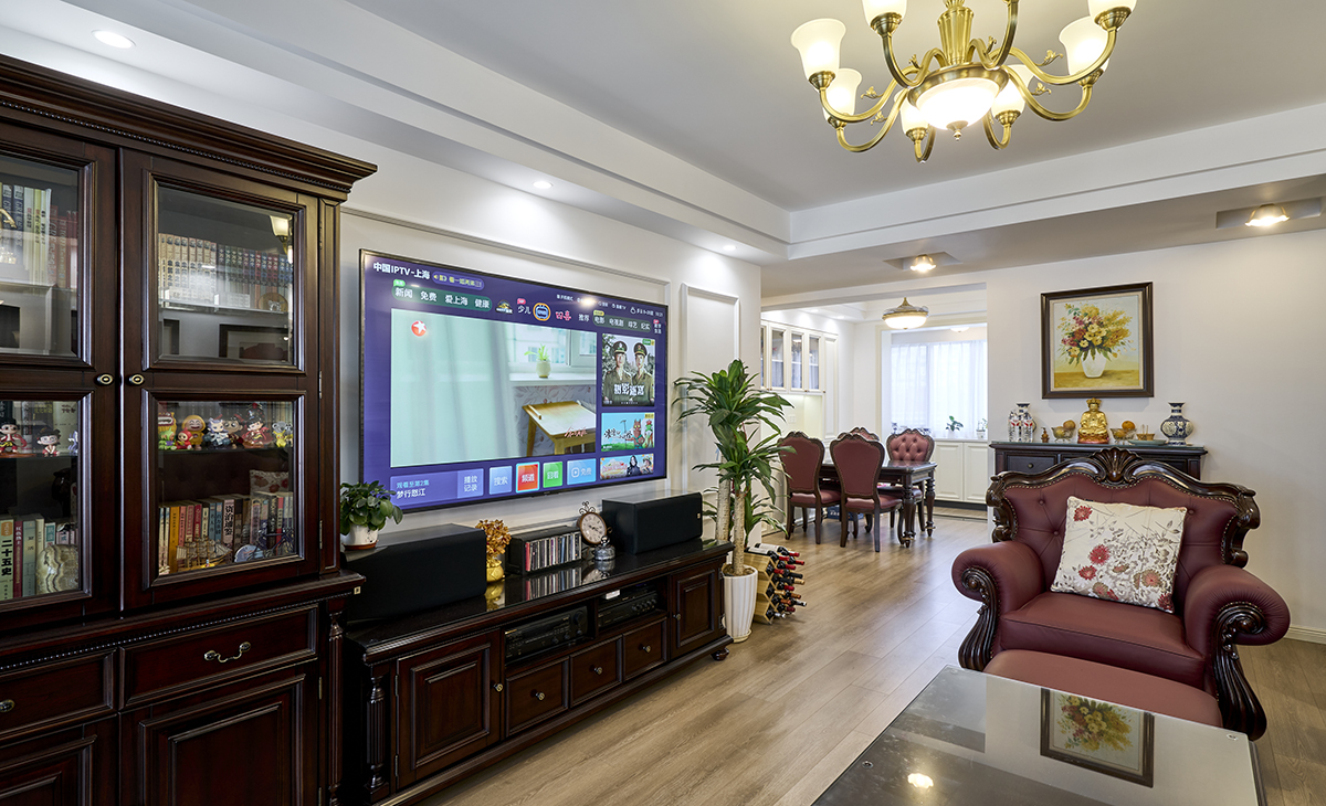 實木展示柜內擺放書籍、收藏品。地毯選擇帶有波斯或東方圖案的混紡地毯。窗簾多為雙層，內層紗簾，外層為厚實的棉麻簾。