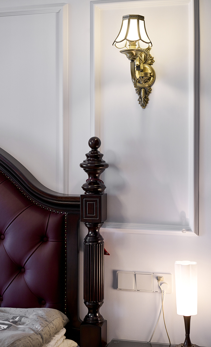 創造一個完全放松、能夠卸下疲憊的休憩空間，強調安全感與舒適度。
高柱床或帶有厚實軟包床頭板的床架是視覺焦點。床品強調高品質的純棉或亞麻材質，層次豐富的枕頭和披毯是標配。深色實木衣柜和床頭柜提供充足的收納。