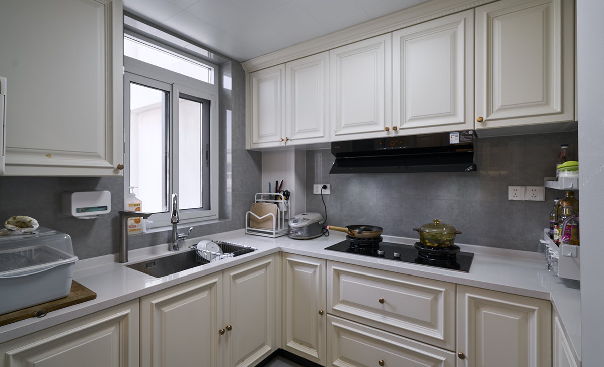 打破廚房的封閉感，使其成為家庭社交、親子互動的核心區，功能強大且美觀。五金件選用金色、古銅或鎳拉絲的復古樣式。墻面常用地鐵鋪貼，搭配開放式層板和懸掛桿系統，讓廚具成為裝飾。西廚區增加補充了廚房間和餐廳的收納 恰到好處。