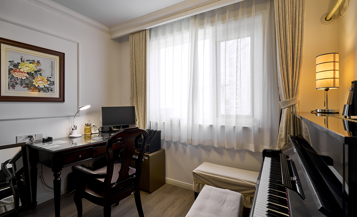 體現主人品味與愛好，是一個可以靜心思考、閱讀或家庭小聚的多功能空間。裝飾品極具個人色彩，能營造安靜、沉穩的沉浸式氛圍。