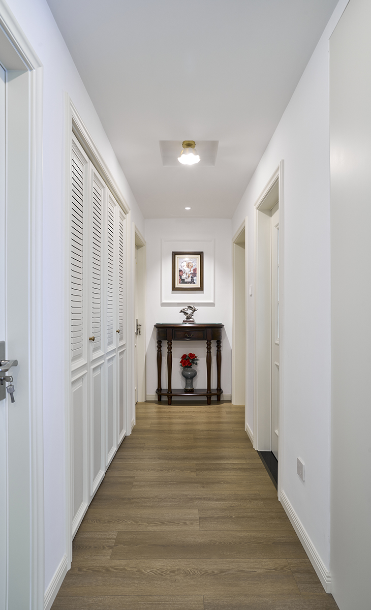 作為家的“臉面”，美式玄關會清晰地預告室內的風格。通過一張實木玄關柜、一幅標志性裝飾畫或一盞特色吊燈，在客人進門瞬間便傳達出家的整體氛圍。它高效地處理進出家門的關鍵動作：換鞋、置物、整理儀容。所有設計都圍繞這些行為展開，確保實用。同時，通過精心布置，將日常行為賦予一種歸家與外出的儀式感