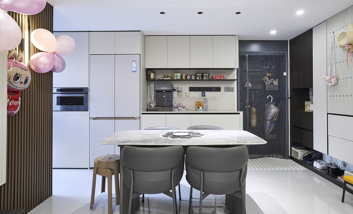 餐廳空間比較方正，冰箱和餐邊柜連成一體，中間有管線機、頂面吊燈是一大亮點，頂面無主燈設計 燈光照度恰到好處，防盜門后面也利用起來。增加收納