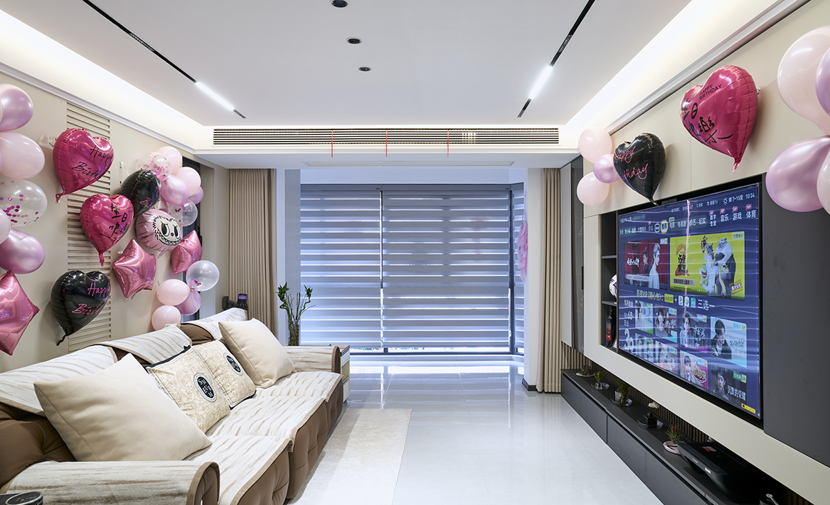 電視背景墻用組合柜，既增加儲物空間，又增加美感，空間方正大氣、電視機內嵌柜體內，整體空間利用率高，裝飾柜開放格，抽屜等增加收納 讓空間很豐富。