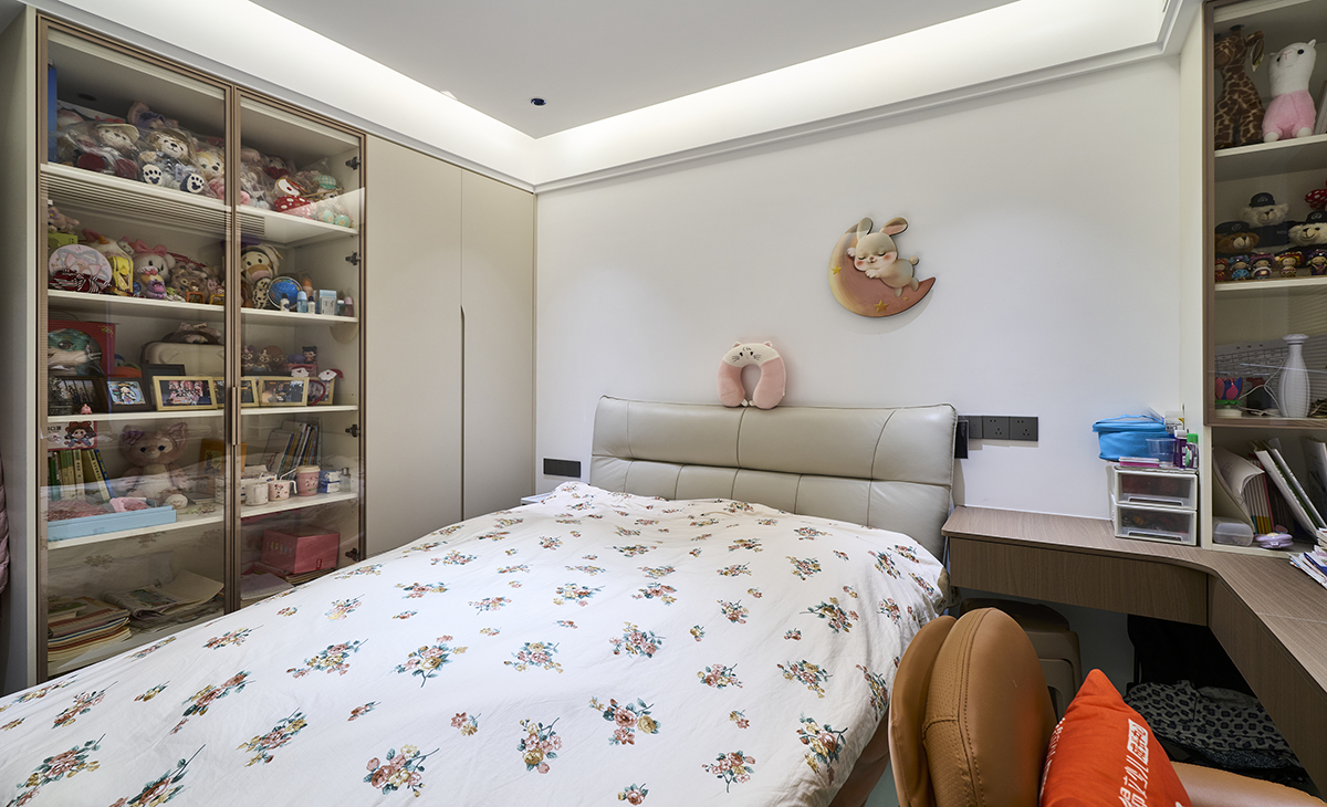 次臥空間不大，但利用飄窗的空間做一個六抽屜柜，增加很多儲物空間，拿放也很方便，榻榻米床下也有很多儲物空間，大轉角書桌足夠小孩的學習空間。頂面的燈像綠值一樣可愛，女兒很是喜歡。