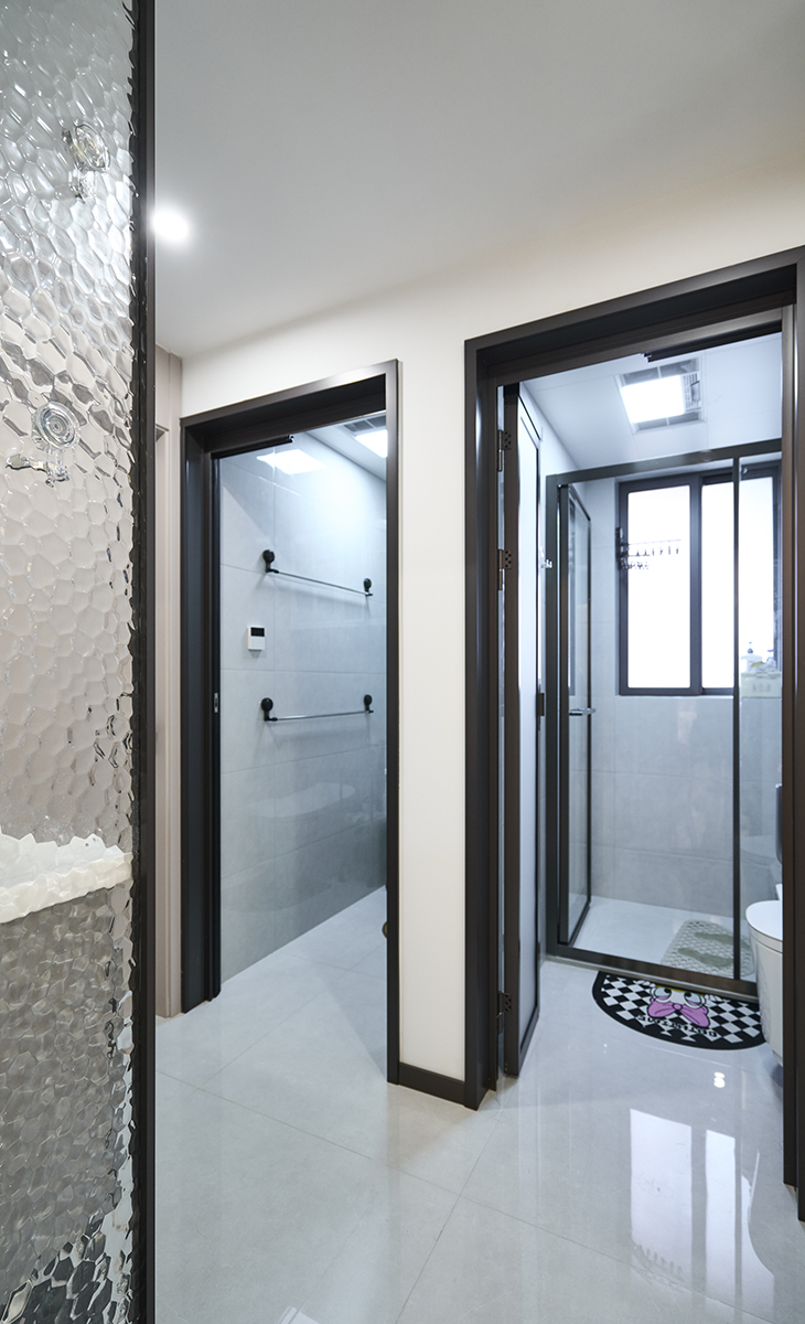 衛(wèi)生間一改二平時早高峰不會出現(xiàn)搶廁所的情況。地面做同層排水和掛壁馬桶 
兩個衛(wèi)生間做PT門處理 節(jié)省空間 做到干濕分離 