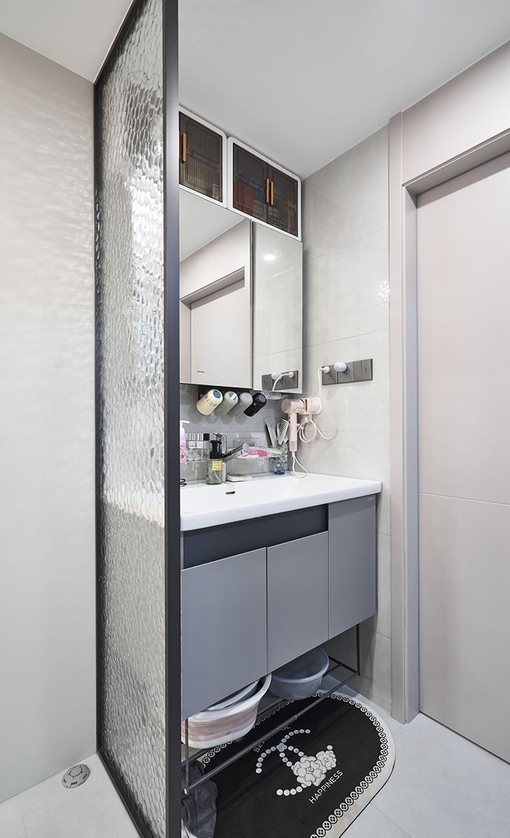 衛(wèi)生間濕區(qū)不僅有淋浴房可以沖淋，還有一個小浴缸，方便主人泡澡，槍灰色邊框淋浴房和墻磚的顏色，明暗錯落有致。