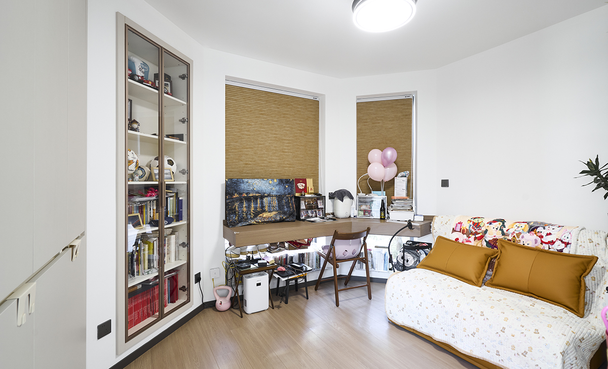 書房利用6邊形的轉角 增加懸浮書桌。平時男主人愛好會踢球這樣可以封起來一扇窗增加收納空間  書房放了一個沙發(fā)床 平時男主人下班辦公可以臨時休息區(qū)域。