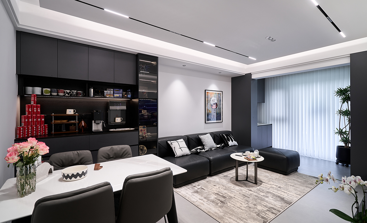 客廳與餐廳、無硬性隔斷，通過地面通鋪淺灰啞光瓷磚 + 地毯軟性劃分區域，最大化釋放空間通透感