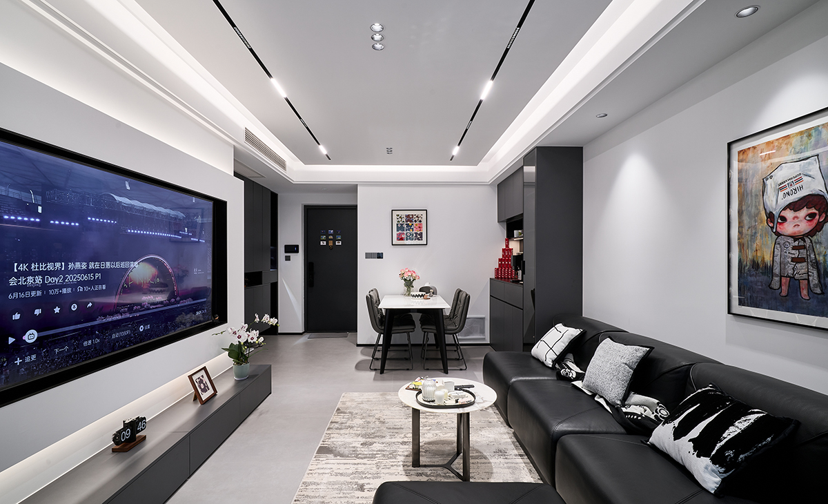 以 皮質沙發為中心，搭配圓形巖板茶幾，形成開放的互動場域，適配日常休閑、小型聚會等場景。