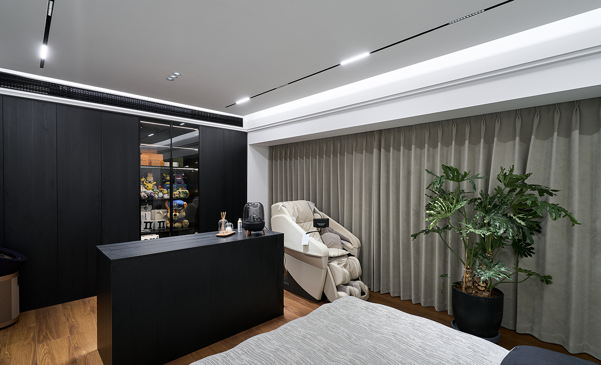 床側嵌入 “多功能桌 + 按摩椅” 組合，既滿足臨時辦公需求，又可作為放松休憩的 “躺平角”；