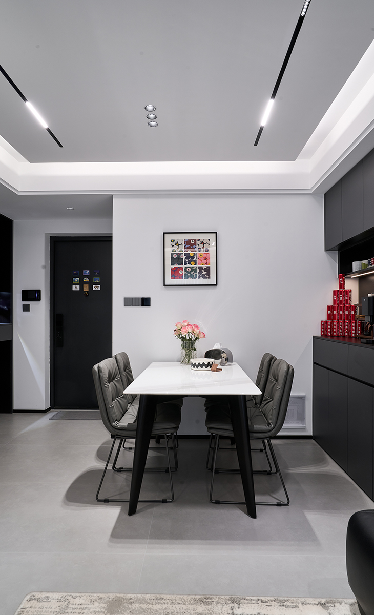 延續整體空間的現代暗調基因，以 “用餐 + 輕休閑” 為核心，打造兼具秩序感與生活溫度的復合型餐廳，適配日常用餐、咖啡小聚等場景。