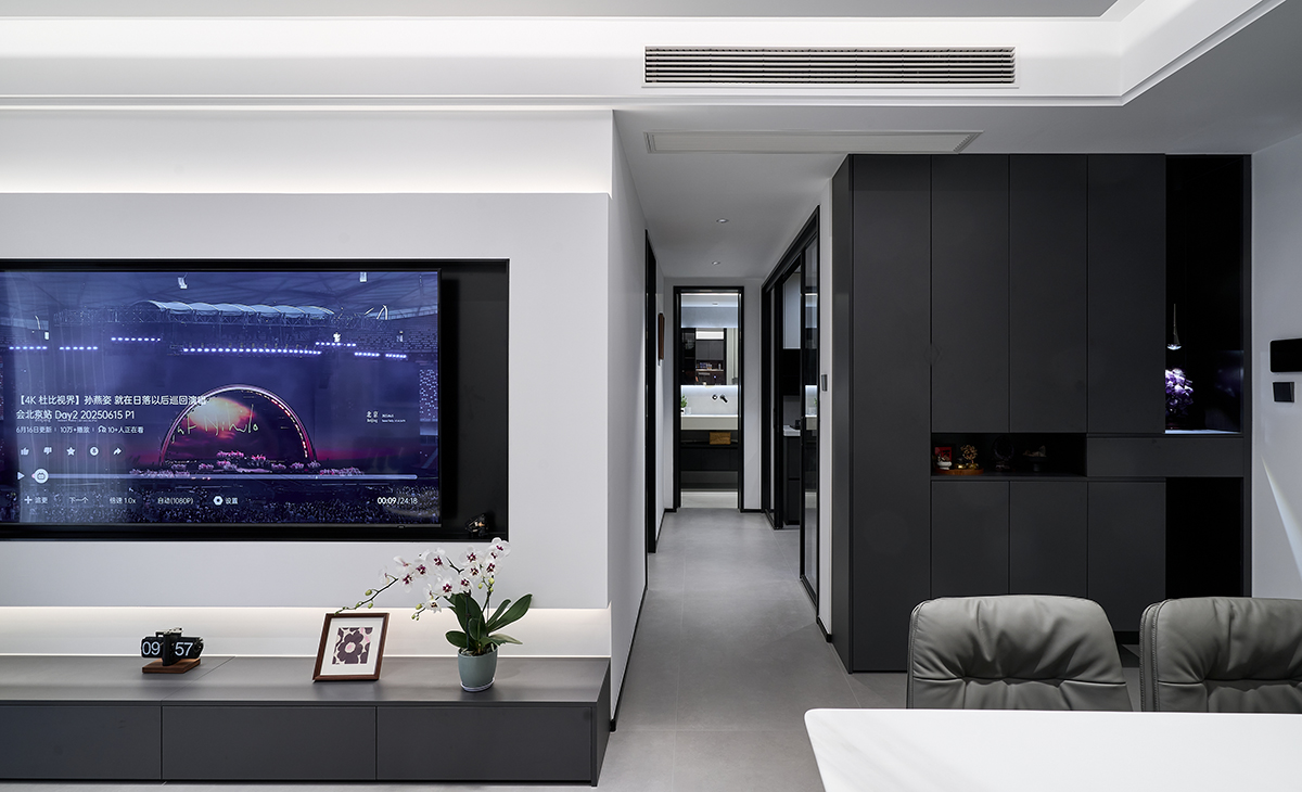 以 “黑白灰” 為基礎色調，通過藝術版畫（卡通形象 + 色彩涂鴉）、粉玫瑰 / 蝴蝶蘭等花藝點綴，打破冷調沉悶，注入個性與生活溫度。