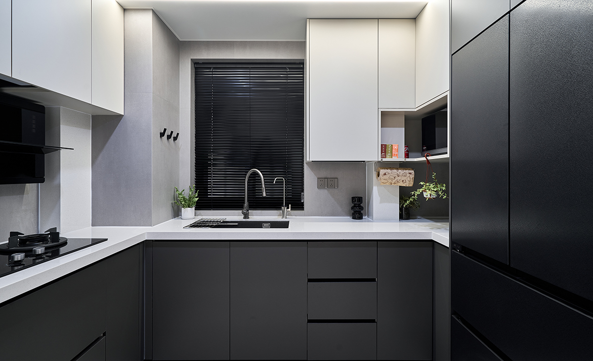 以 “白 + 深灰 + 黑” 為基礎色調，通過黑色百葉窗、金屬水龍頭強化冷調質感；點綴小盆綠植（蕨類、懸掛植物），柔化硬質空間的疏離感。