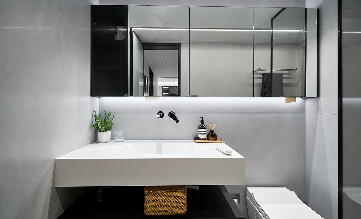 延續整體空間的暗調美學，以 “整潔實用 + 放松療愈” 為核心，打造兼具視覺高級感與使用舒適度的現代衛生間，適配都市人群 “洗漱 + 解壓” 的雙重需求。