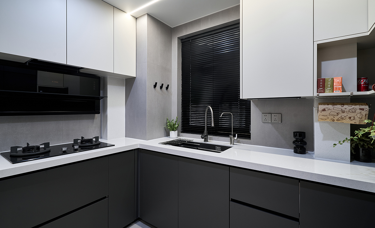 延續整體空間的暗調質感，以 “高效烹飪 + 整潔收納” 為核心，打造兼具視覺高級感與實用便利性的現代廚房，適配都市家庭 “輕烹飪 + 重整潔” 的生活需求。