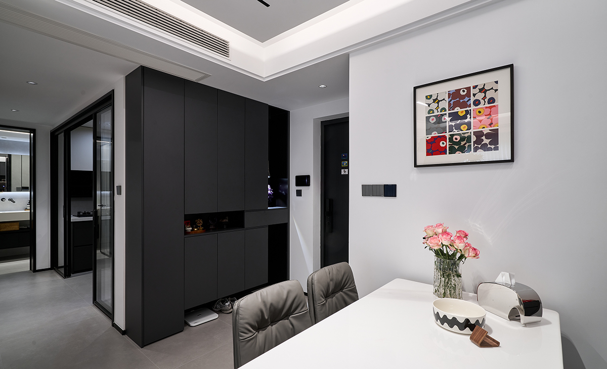 銜接全屋的現代暗奢風格，以 “入戶收納 + 視覺過渡” 為核心，打造兼具實用性與高級感的玄關，實現 “進門即整潔” 的空間體驗。