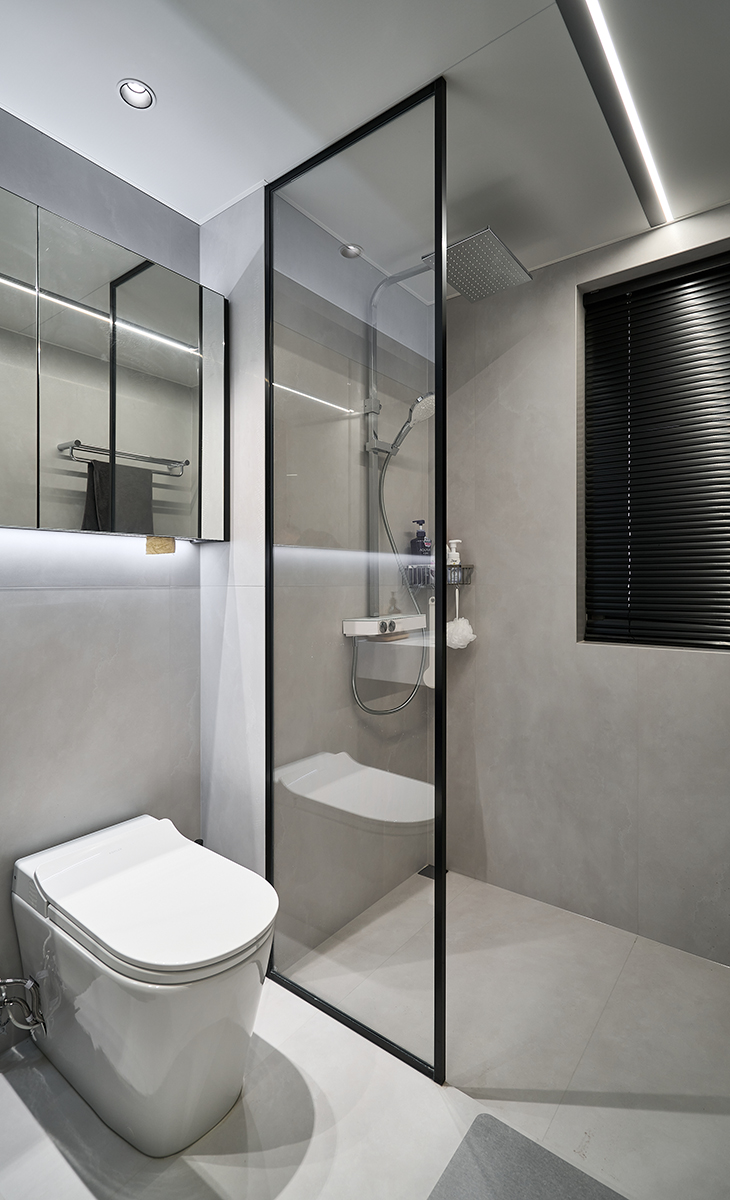 采用玻璃隔斷式干濕分離，劃分 “洗漱區 - 如廁區 - 淋浴區” 三大功能區