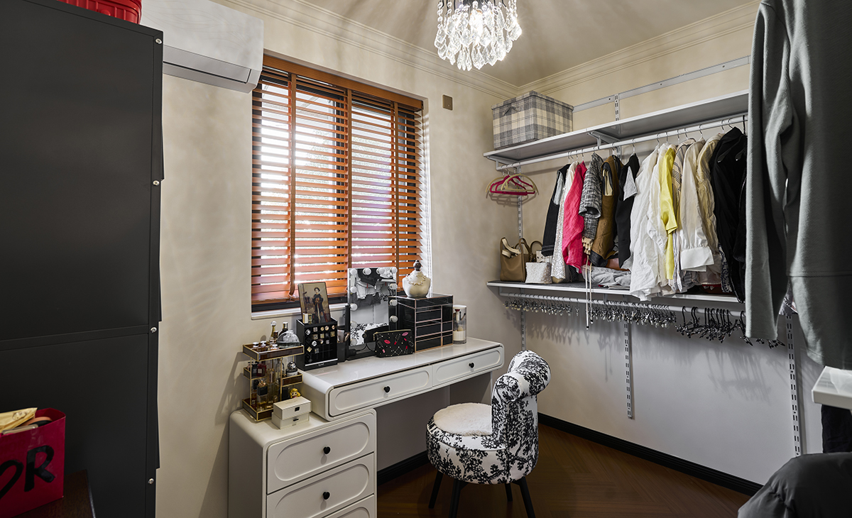 衣帽間是女主人最喜歡的地方，8平米的空間，結合了儲物和化妝的需求，通過合理布局與復古裝飾營造精致收納空間。