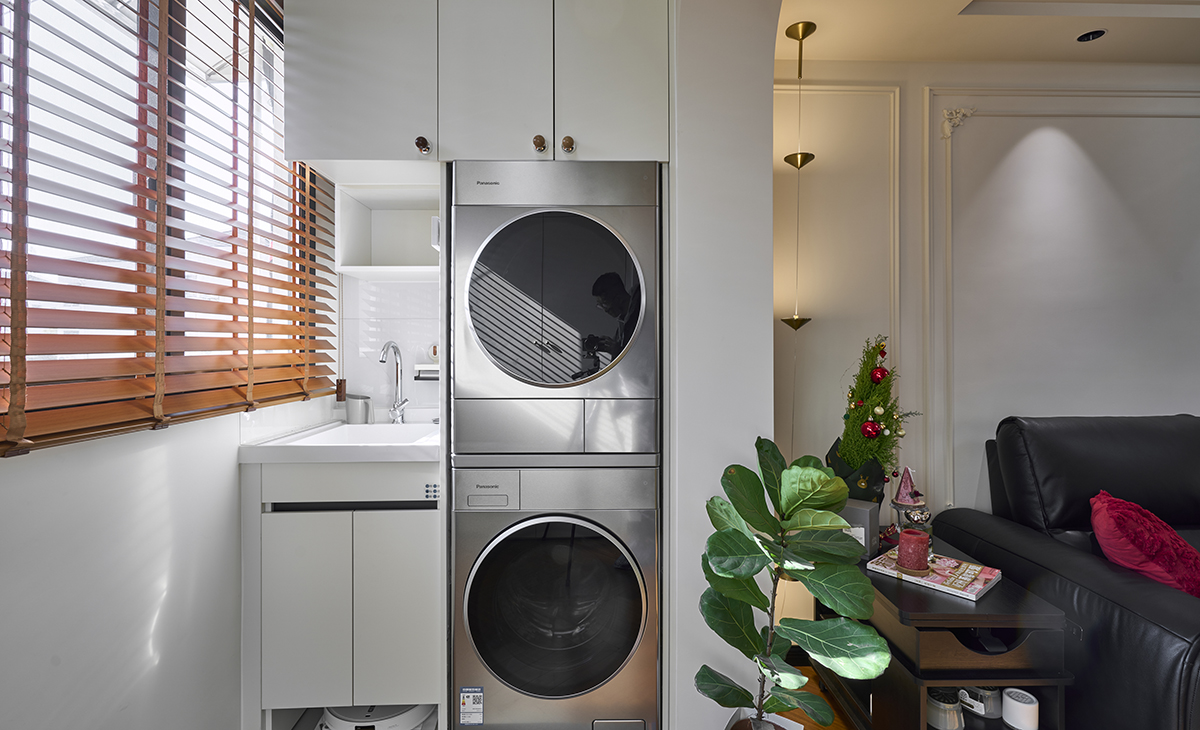 陽臺洗衣柜做在沙發同側，光線好并且不擋的同時，做沙發上還不會一眼看到，兼顧了隱私性