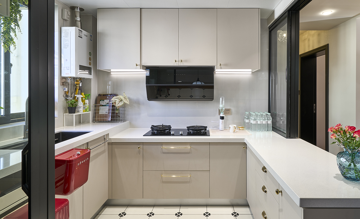  U字型櫥柜，高低臺面，空間利用和使用利用完美，臺面白色，方便打理，墻地磚的顏色和櫥柜顏色搭配地很自然，客戶不斷地夸贊設計師對色彩的精準把握。