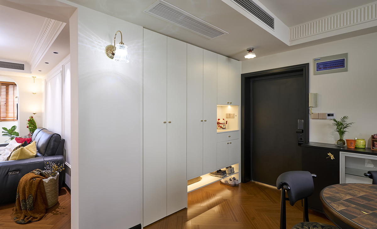 入戶玄關利用原來的薄墻擴大，實現空間利用最大化，一家三口的鞋子妥妥的放