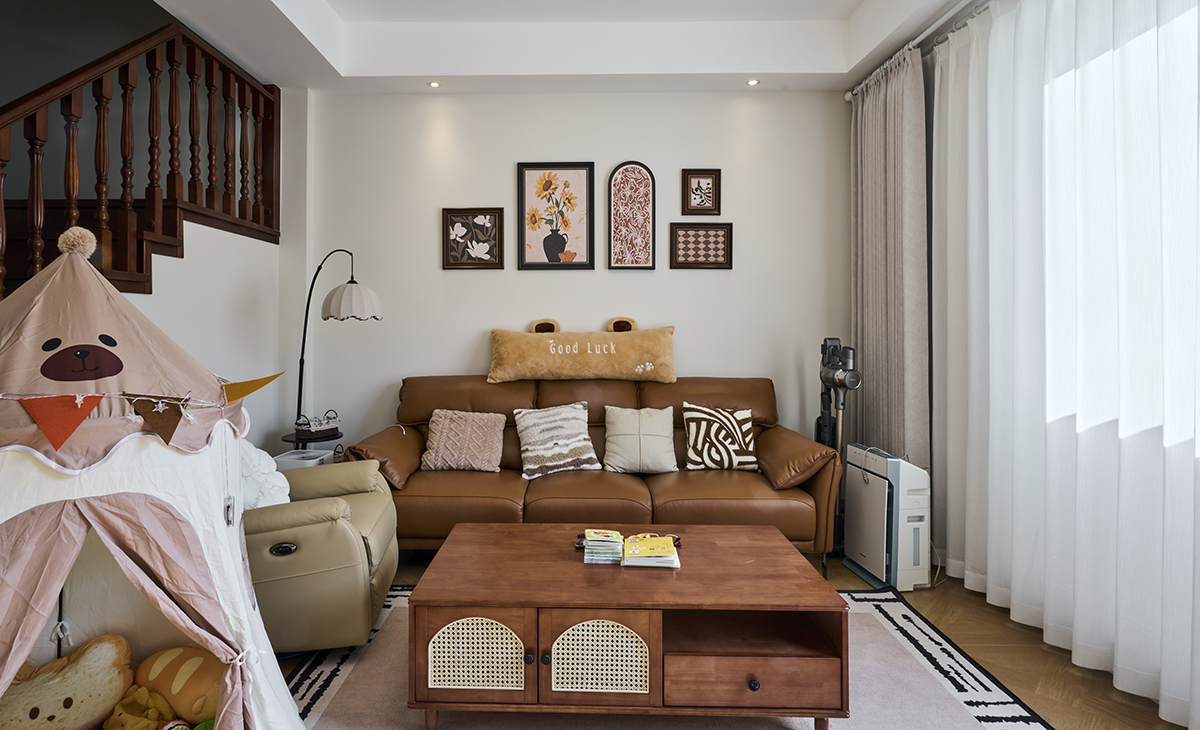 客廳是接待客人的空間、也是活動相聚最多的地方。大地色的沙發，將復古花磚鋪進客廳，再擺上一張木質和茶幾，白墻為紙，木作為墨，幾幅小墨小品懸于壁上，亞麻窗簾隨風輕擺，中古風的雅致，在一呼一吸間悄然流淌。