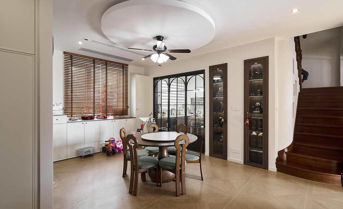 連著窗戶做定制柜、增加餐廳收納儲物空間，餐邊柜的玻璃燈帶，既照亮收納的精致，又添加空間層次感，實用與顏值雙向拿捏。