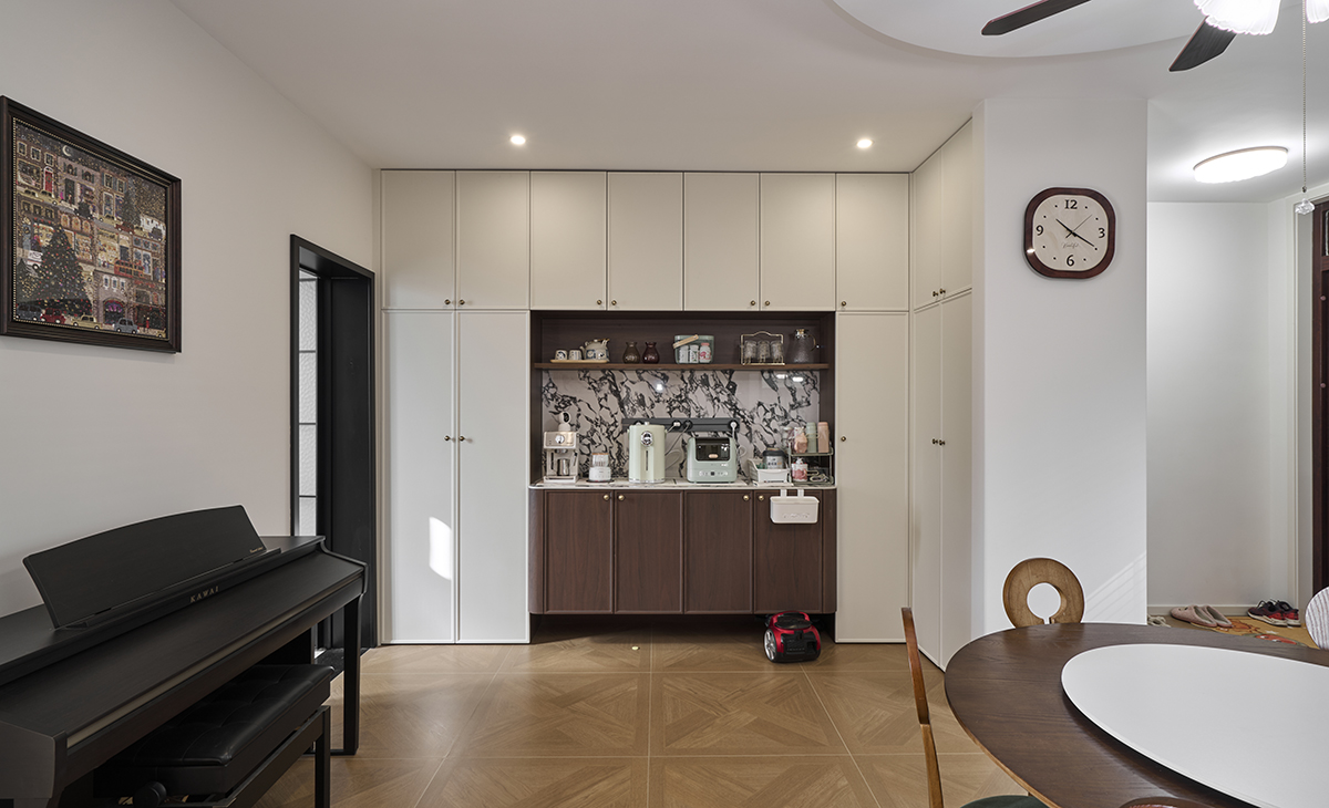 白色門板托出胡桃木自然肌理，細膩花紋不喧賓奪主，只添幾分高級感。不雕不琢，取胡桃木原生紋理，配素白柜體，簡約中見質感。