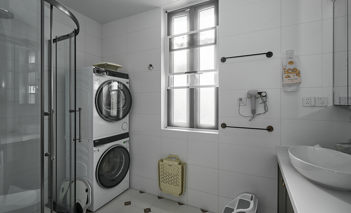 以通體白色瓷磚為主，干凈好打理，搭配黑色金屬配件（毛巾桿、淋浴房框）做線條點綴，簡約不單調。花磚細節：地面用了白色底 + 棕色小菱形花磚，沒有大面積鋪陳，只以小圖案點綴，既保留了花磚的精致感，又不會讓小空間顯得雜亂。  