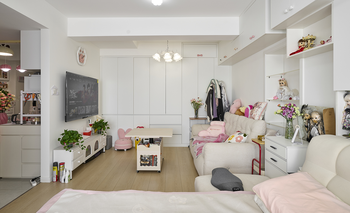 客廳是打造一個?“寧靜治愈的社交起居核心”?或?“靈活多功能的現(xiàn)代家庭廳”，利用沙發(fā)后墻或側(cè)墻做嵌入式收納，藏八露二，保持視覺整潔，通過科學(xué)的布局、和諧的色彩與材質(zhì)搭配、以及富有層次的燈光，最終實現(xiàn)功能、美感與舒適度的完美平衡。