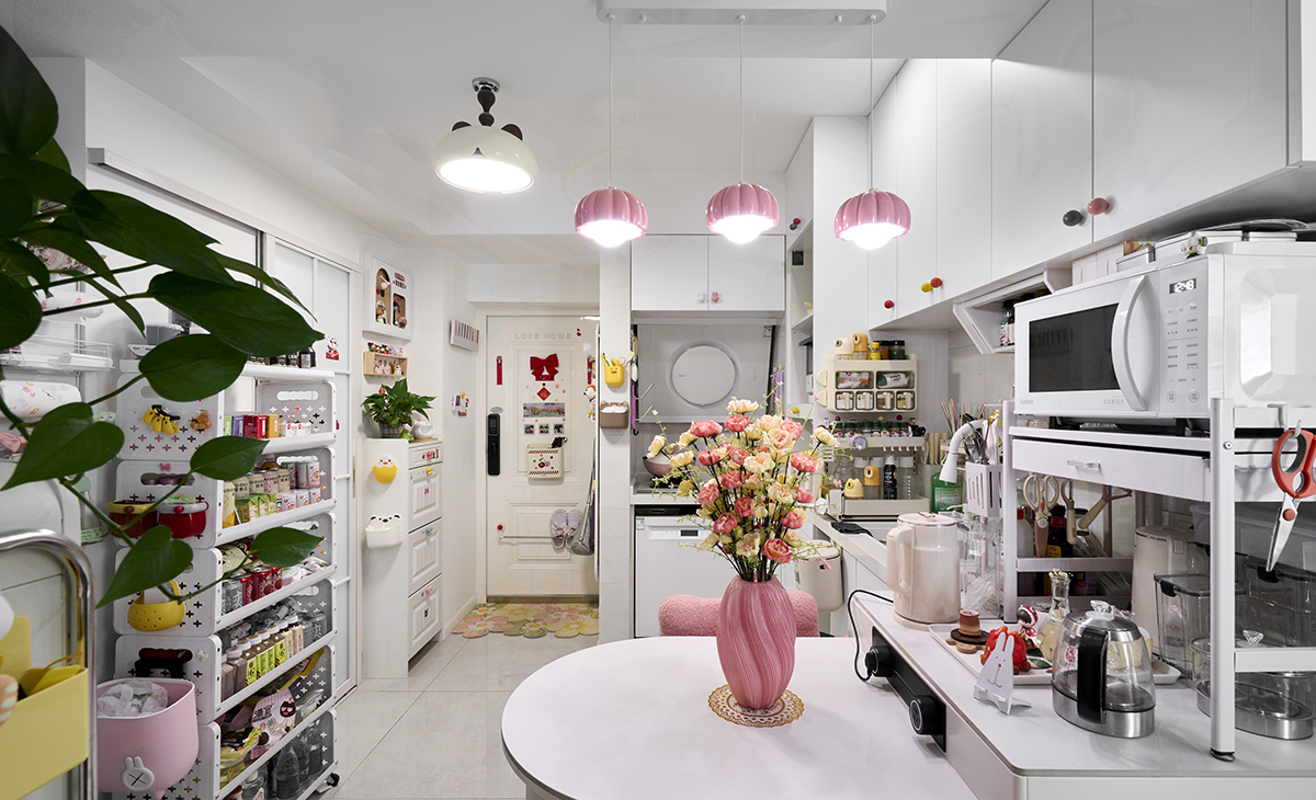 廚房空間打造一個?“高效流暢、安全健康、充滿互動感的家庭烹飪中心”。它不僅是食物加工廠，更是家人交流、分享生活的場所，島臺是社交核心，下方可設(shè)計為抽屜、開放格或酒柜，所以通過科學(xué)的設(shè)計“工作三角”和人體工學(xué)設(shè)計，將繁瑣的烹飪過程轉(zhuǎn)化為一種流暢、舒適的體驗；通過層次分明的燈光和精心挑選的材質(zhì)，讓勞作空間充滿美感與溫度。最終實現(xiàn)，它成為一個不僅產(chǎn)出美食，更凝聚家人、創(chuàng)造美好記憶的核心場所。