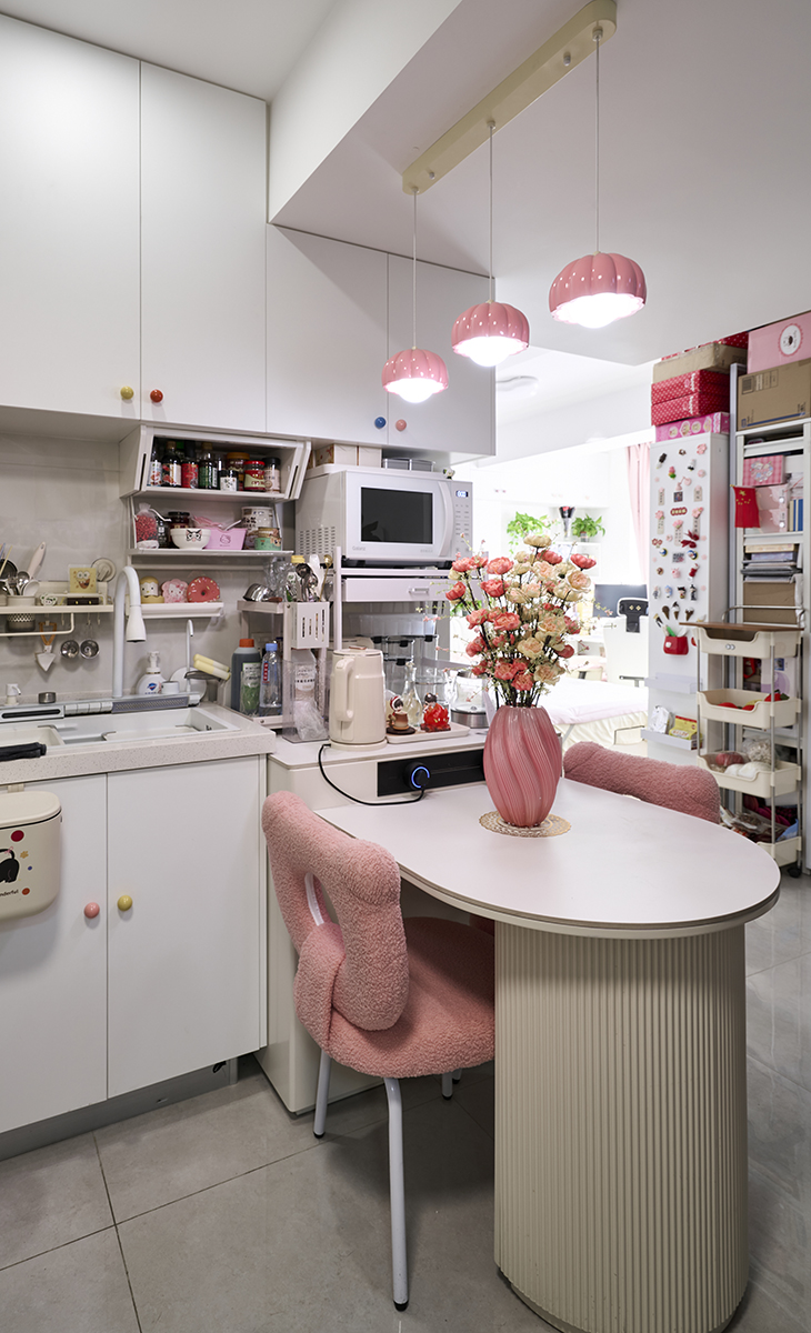 餐廳空間打造出了一個?“促進(jìn)交流、充滿儀式感的家庭能量站”。用餐的愉悅感與團(tuán)聚的溫馨氛圍，可以延續(xù)公共區(qū)的基調(diào)，可以在餐椅、裝飾畫、餐具上使用更活潑、能增進(jìn)食欲的顏色（如暖橙、陶土紅、薄荷綠）。