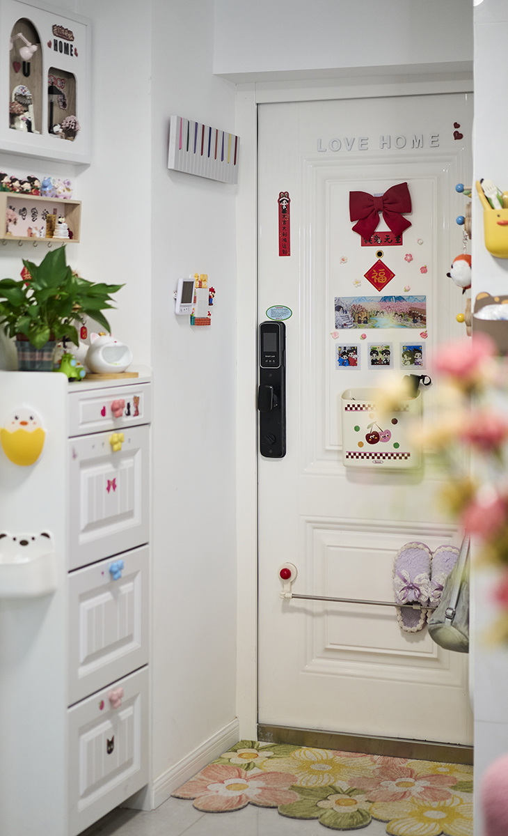 玄關(guān)空間打造出一個?“高效、從容、溫暖的歸家儀式起點”。通過設(shè)計能迅速完成從“外界”到“家內(nèi)”的角色與狀態(tài)轉(zhuǎn)換，高效地組織著出入的流程，溫柔地完成從塵世到家園的情緒轉(zhuǎn)換。功能周全、光影合宜、充滿巧思的玄關(guān)，后面出門都更從容，讓每一次的歸家都更治愈。