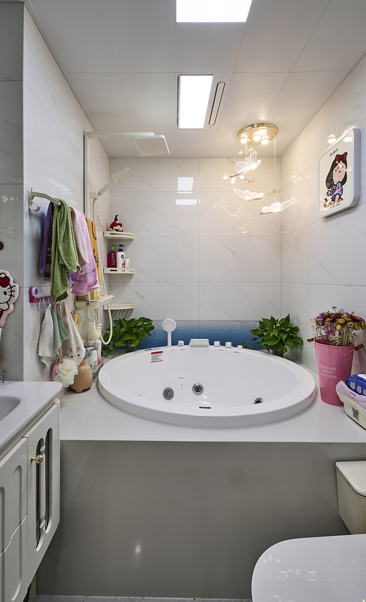 衛(wèi)生間空間打造一個?“安全潔凈、高效便捷、能徹底放松身心的私密庇護(hù)所”。同時滿足功能性、健康性和一定的情緒療愈價值，衛(wèi)生間是考驗設(shè)計功力和施工質(zhì)量的試金石，細(xì)節(jié)決定成敗。一個大浴缸會打造出一個安全、舒適且令人愉悅的衛(wèi)浴空間。  