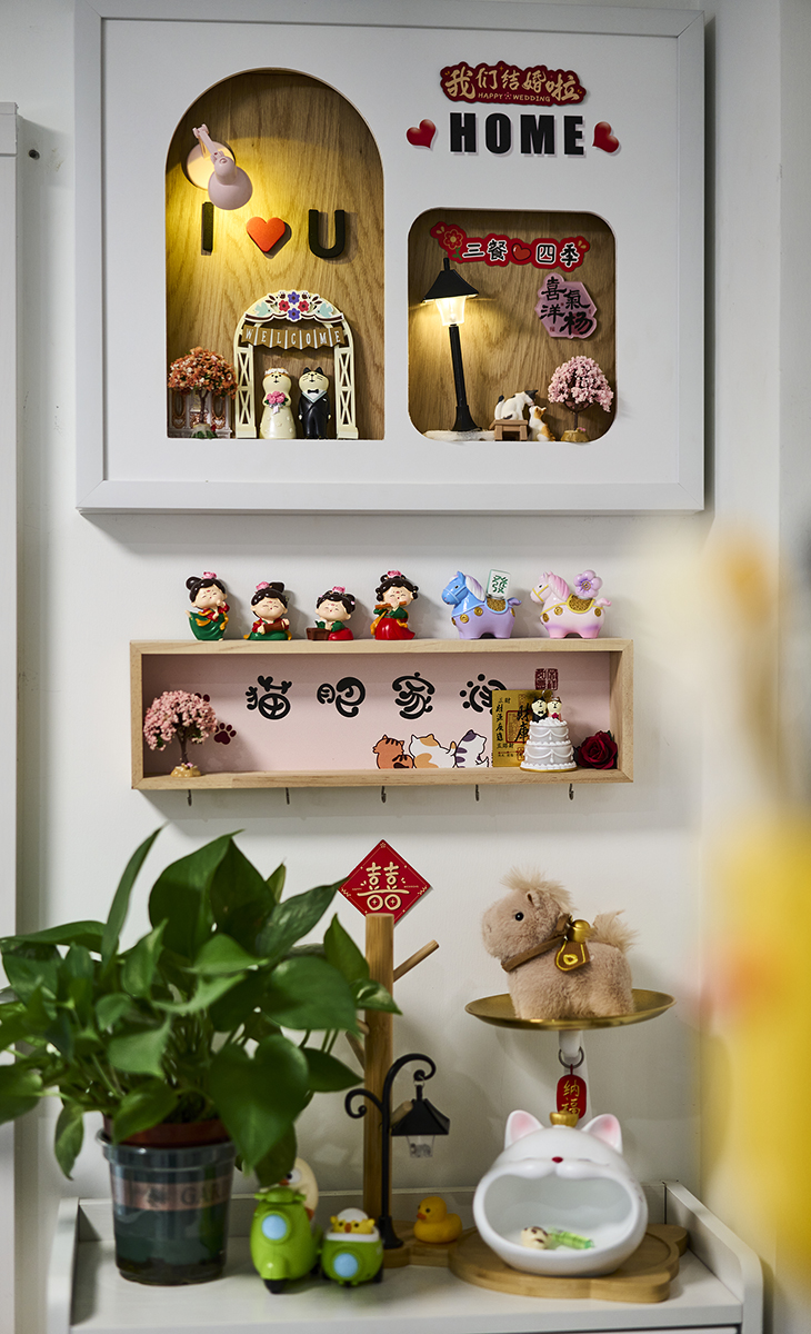 玄關(guān)空間打造出一個?“高效、從容、溫暖的歸家儀式起點”。通過設(shè)計能迅速完成從“外界”到“家內(nèi)”的角色與狀態(tài)轉(zhuǎn)換，高效地組織著出入的流程，溫柔地完成從塵世到家園的情緒轉(zhuǎn)換。功能周全、光影合宜、充滿巧思的玄關(guān)，后面出門都更從容，讓每一次的歸家都更治愈。