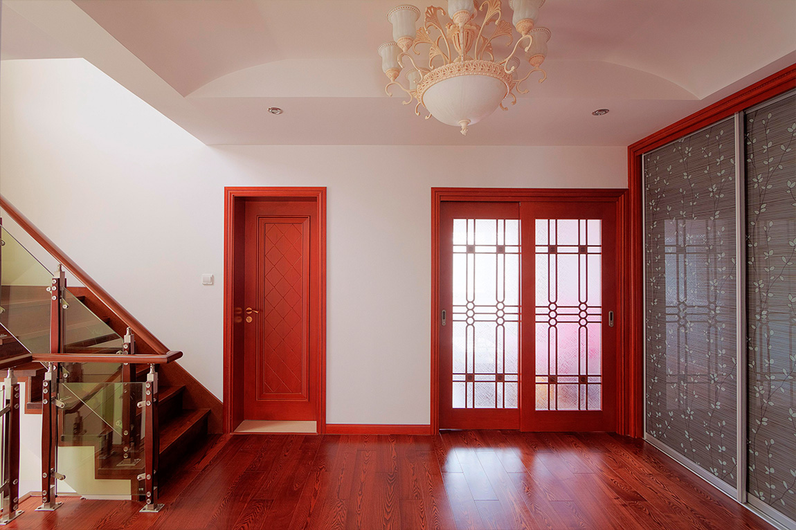 樓梯的對面設計合理運用了儲物空間，搭配上小碎花的移門，構成了一幅美好的圖畫。
