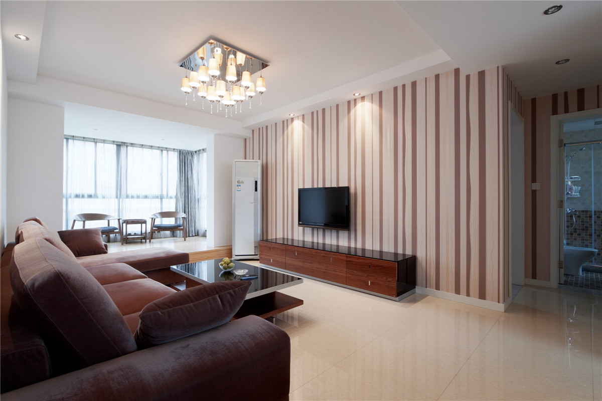 大片的落地窗不僅滿足了室內對光線的要求，也是都市生活的一種唯美體現，將不是很寬敞的陽臺與客廳用淡黃色的地磚連接在一起并將為一個休閑區使用，這大大的擴大了室內的空間感覺。
