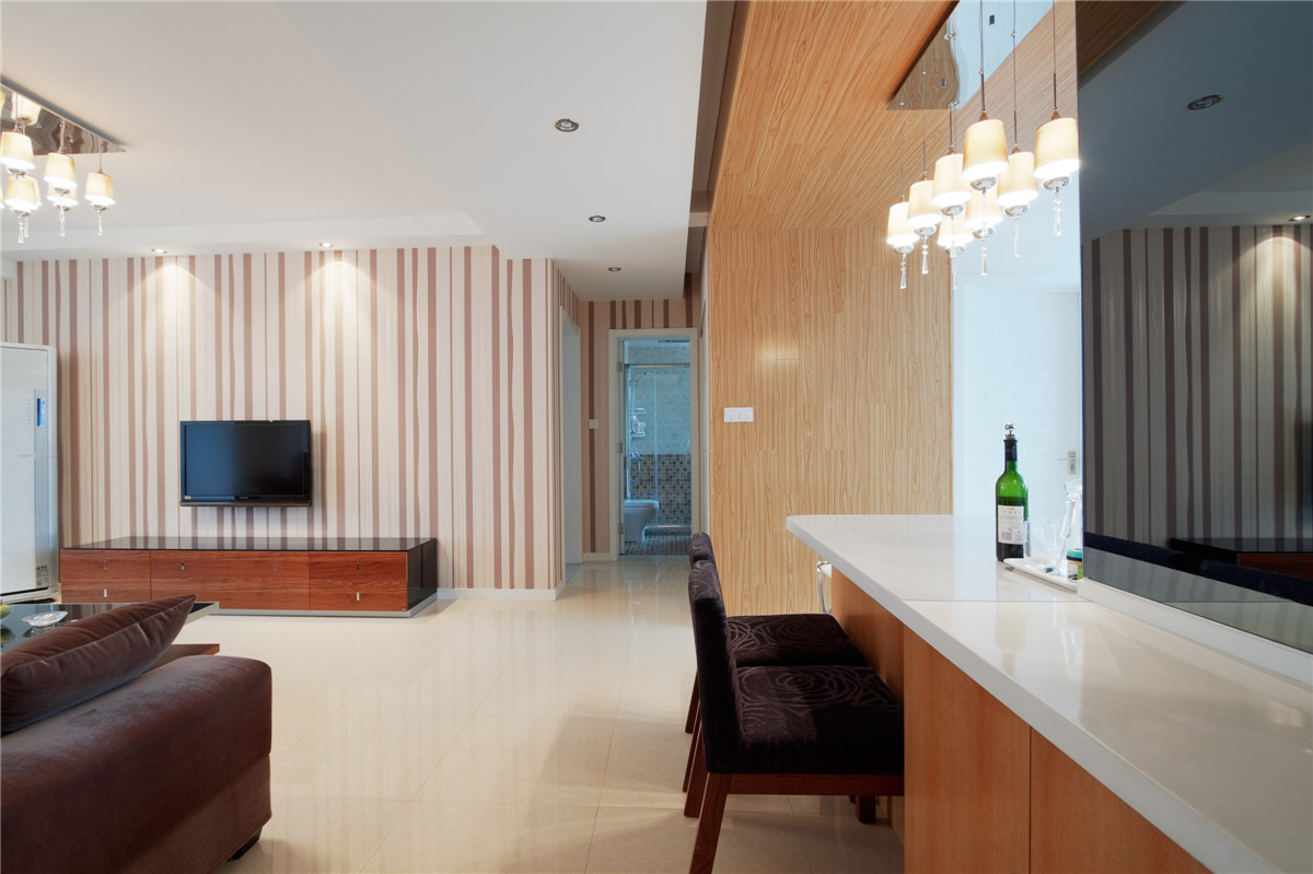 看似簡單的過道，其實也是設計師在此次設計中的一個亮點，筆直又簡單練的線條中突顯 出業主干練的性格。看似單調，卻在筒燈的位置來區分不同的區域。
