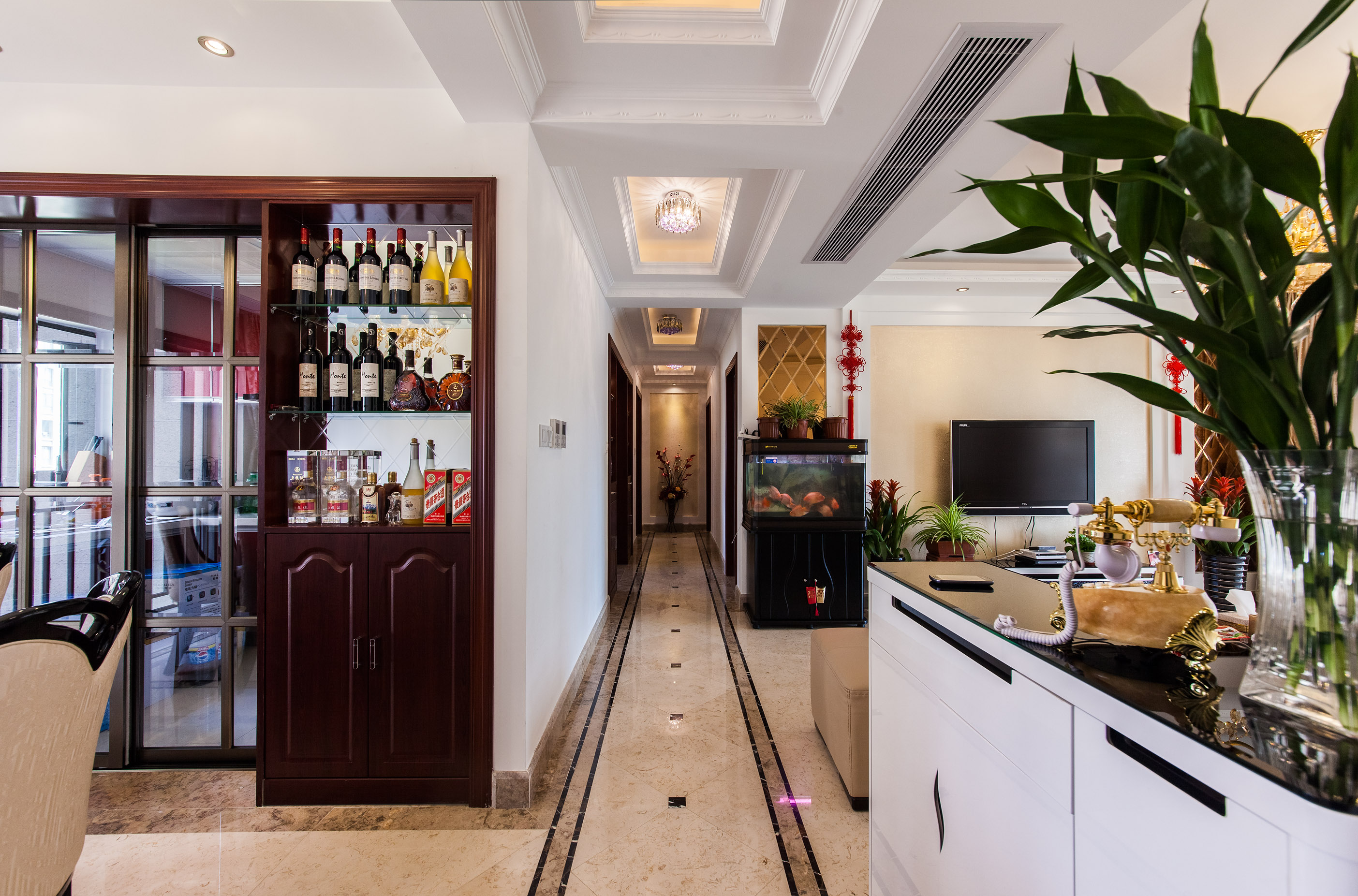 過道配飾了各種自然界小生命，使得一入戶就彰顯的生機勃勃，綠色的植物，漂亮的水族箱，簡單是的地磚拼花，都是那么的活力四射。
