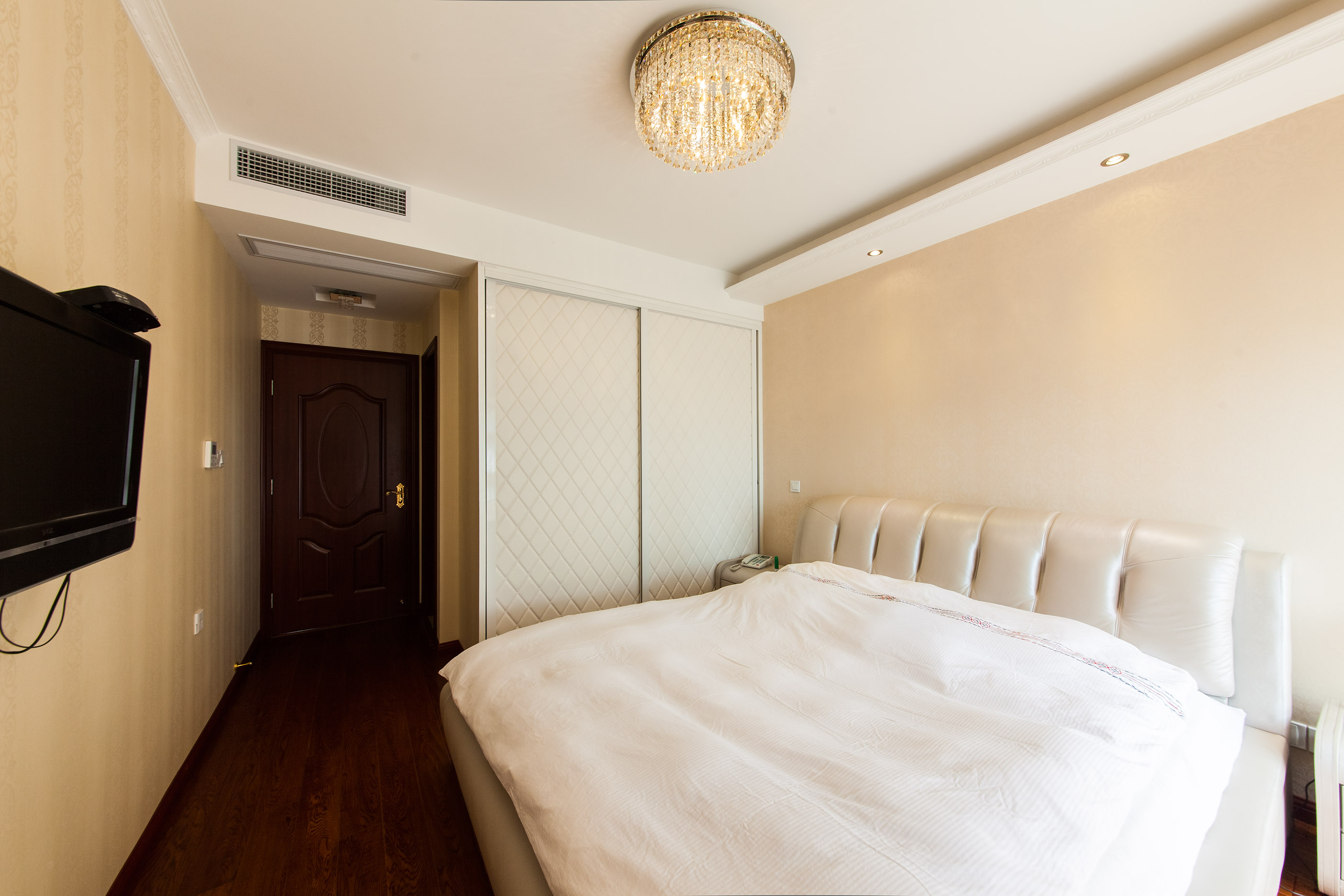 臥室運用淺黃色的色系，帶個人溫暖的暖色調，在臥室得到充分展現，白色的家居，使得空間視覺加大。深色的地板不失浮夸。
