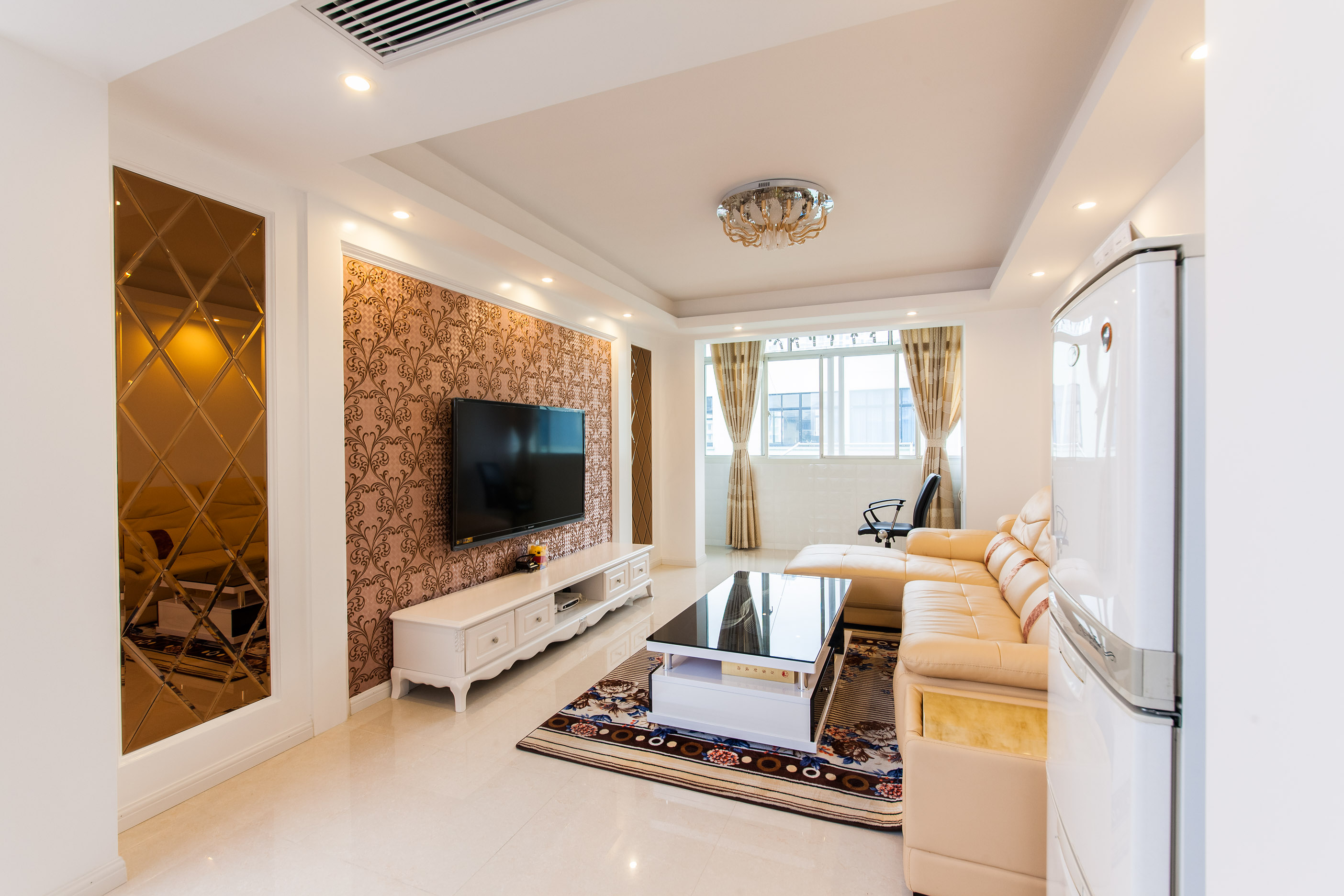 鏡子的利用，擴展了整個空間。純凈、色彩晶瑩的水晶燈為空間增添了一抹華貴艷麗的美。
